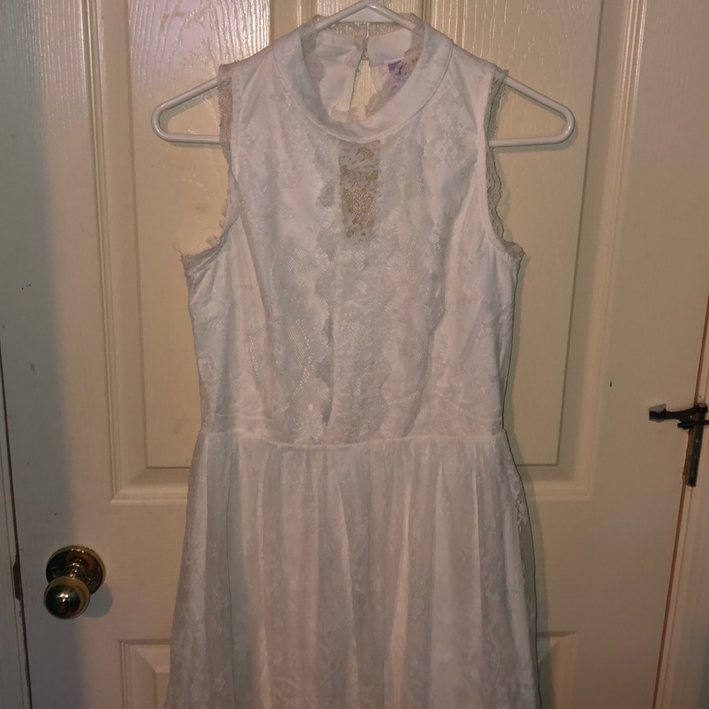 Francesca’s white lace dress “alya”